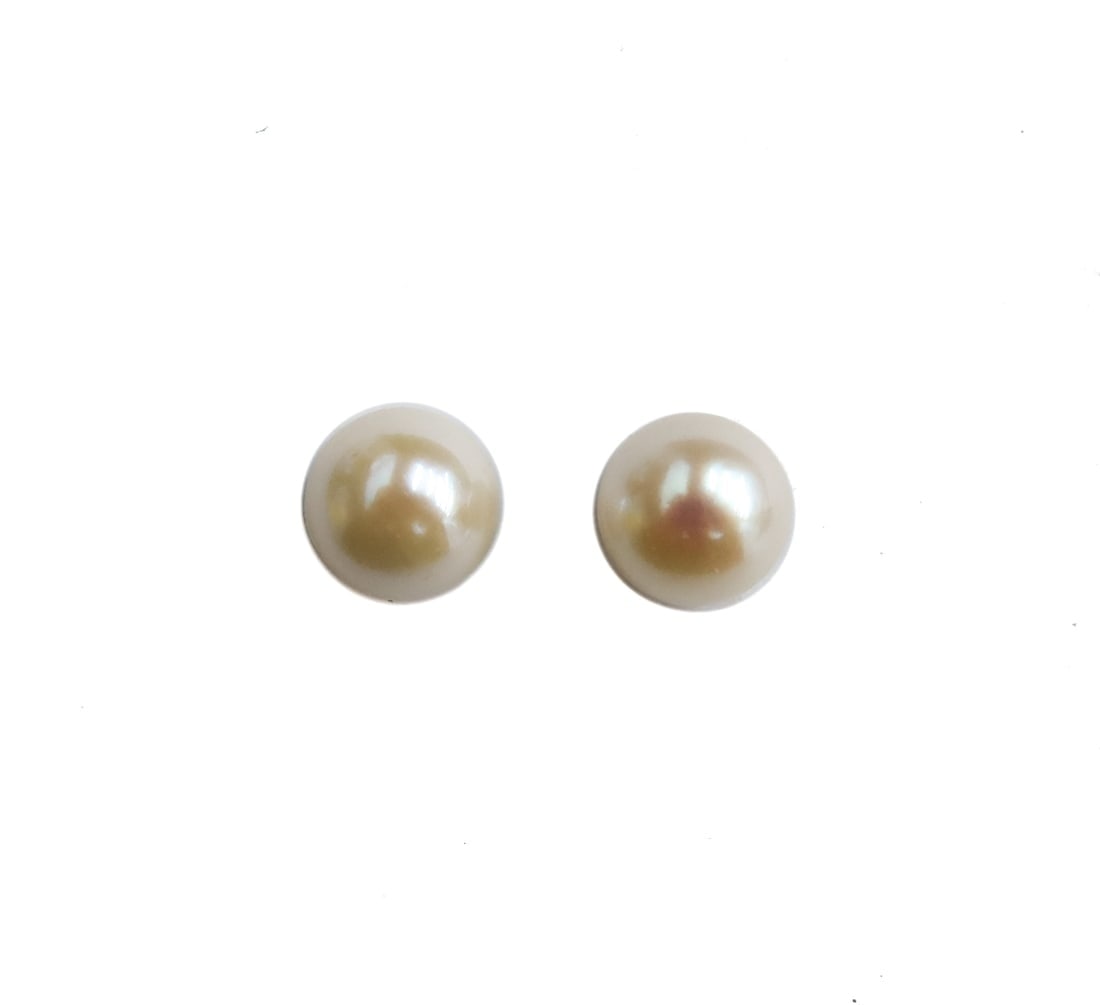 14k Cultured Pearl Stud Earrings: 14k Cultured Pearl Stud Earrings. Cultured pearls measuring 6.3mm. Marked 14k. Weight Approx., 1 gram Measures Approx., 0.6 inches x 0.25 inches Domestic Shipping:$25