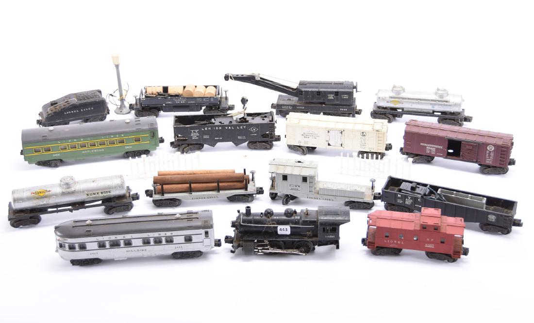 Train Set & Vintage Steamer Trunk, Lionel, "O" Gauge (1 of 11)