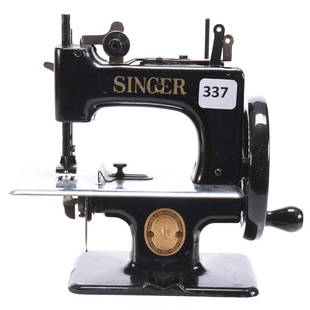 Child's Sewing Machine, Singer #20: Original Singer #20 Child's Sewing Machine Seven Spoke Handwheel, Selling with Clamp and Original Box, See Photos for Details