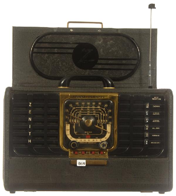 12 1/2" X 17" ZENITH TRANSOCEANIC CLIPPER PORTABLE: 12 1/2" X 17" ZENITH TRANSOCEANIC CLIPPER PORTABLE RADIO - MODEL #8G-005 - WORKING CONDITION - CIRCA 1940'S