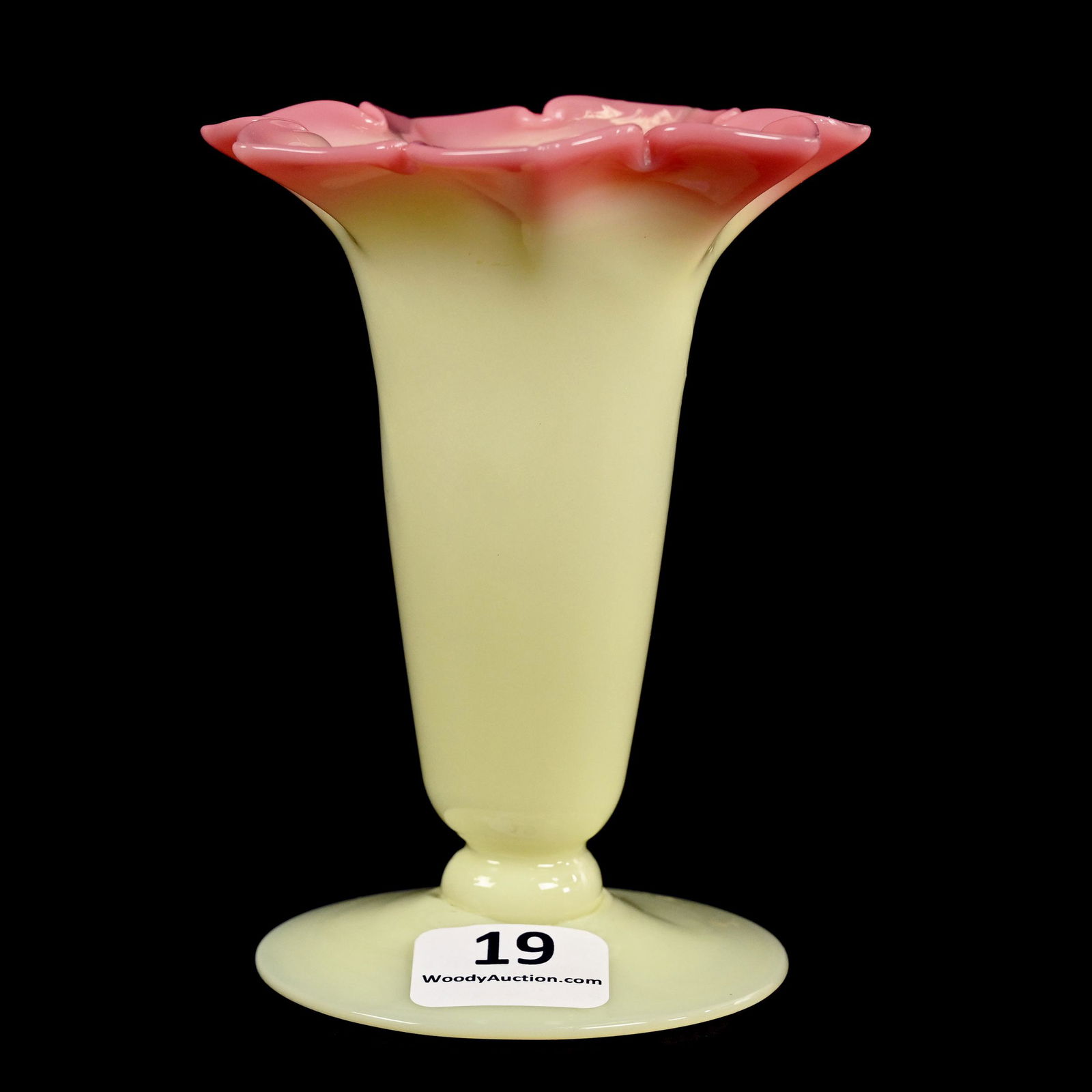 Vase Marked Queens Burmese Webb Art Glass (1 of 4)