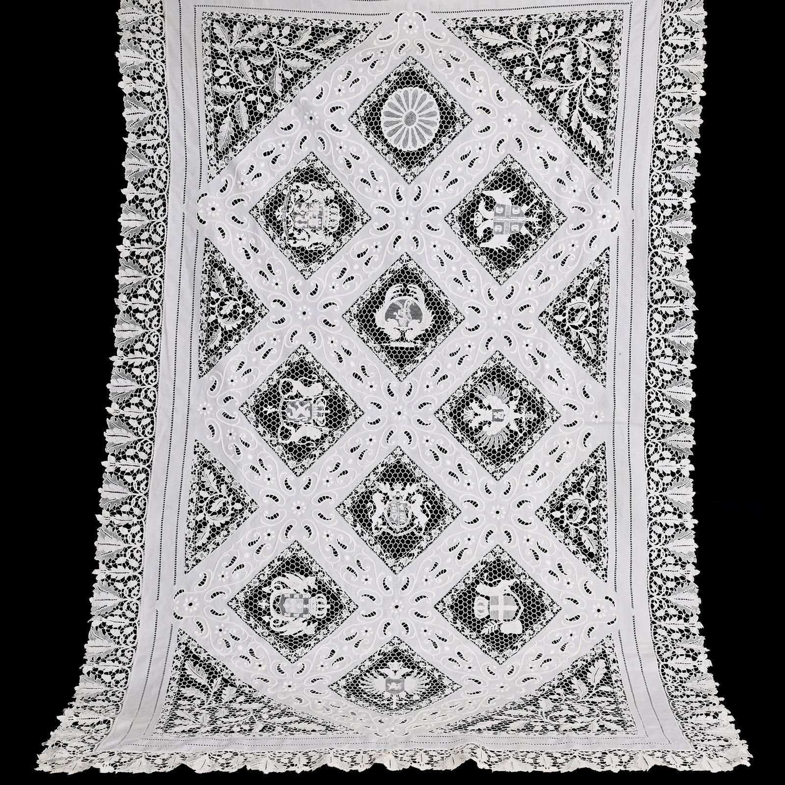 Vintage War Lace Tablecloth, Very Fine Condition (1 of 11)