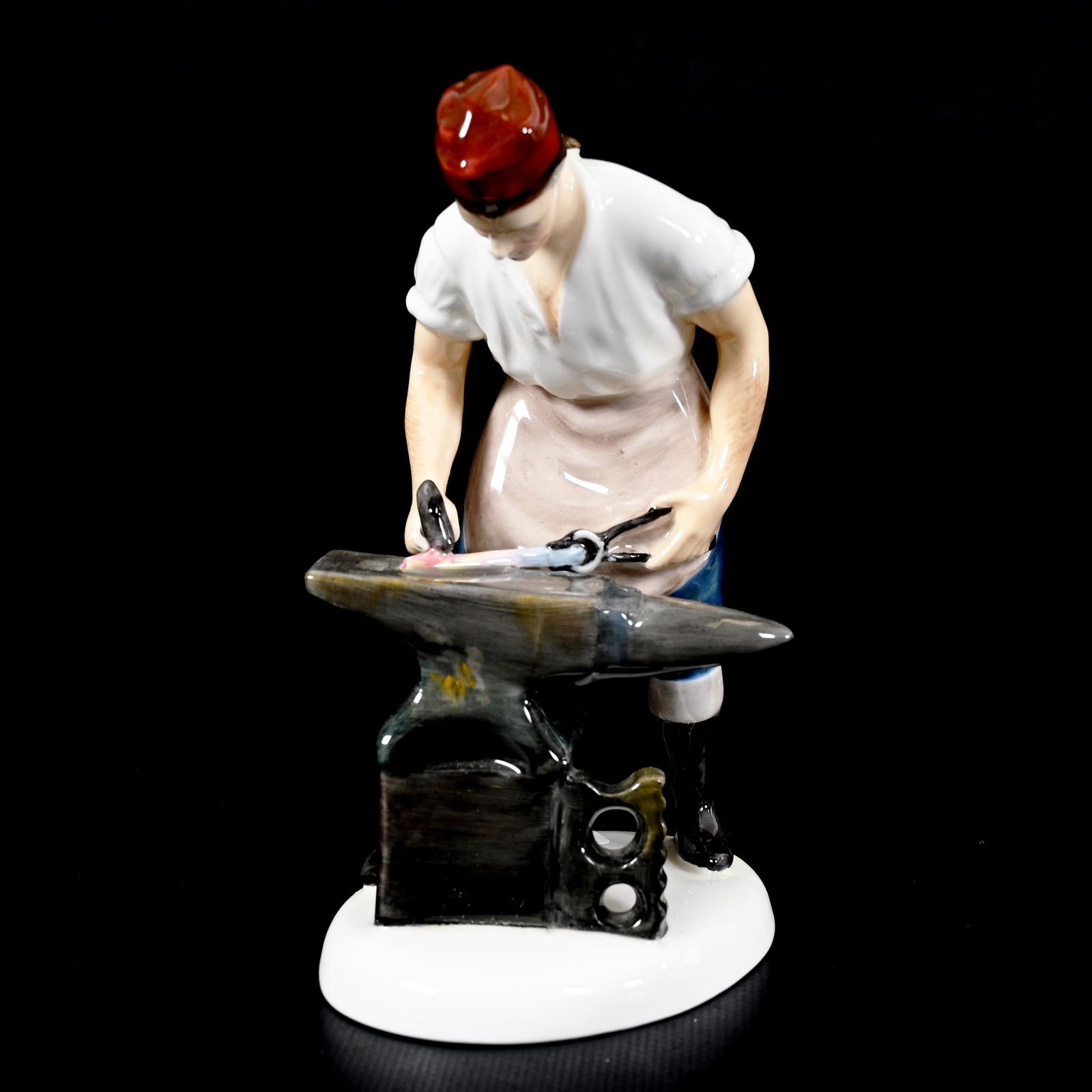 Figurine, Royal Doulton, The Blacksmith Of Williamsburg (1 of 3)