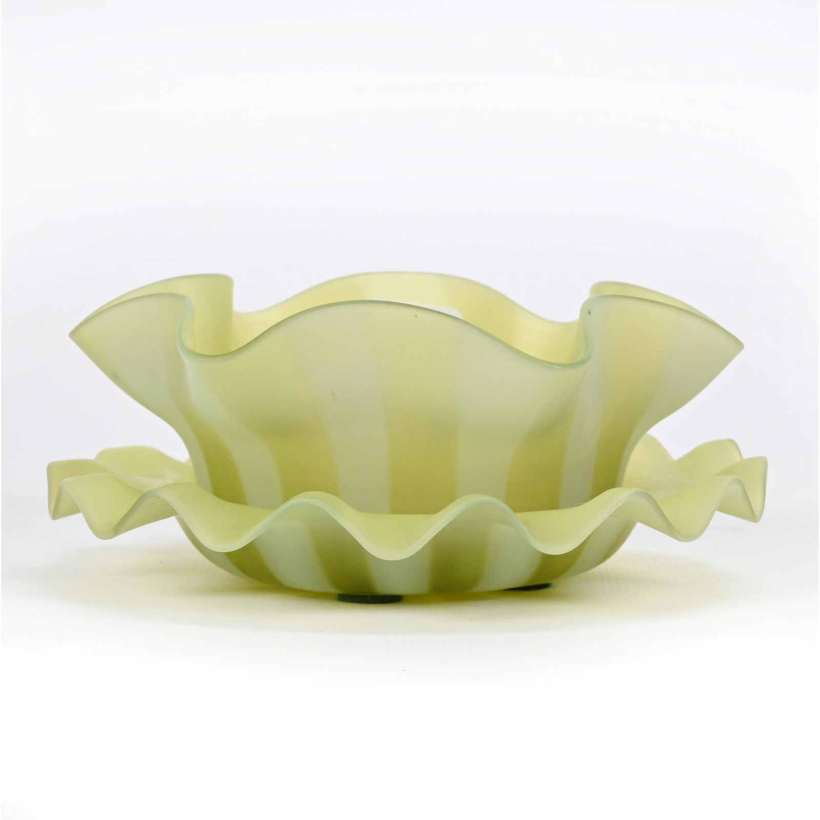 Finger Bowl/Underplate, Ruffled Art Glass (1 of 3)