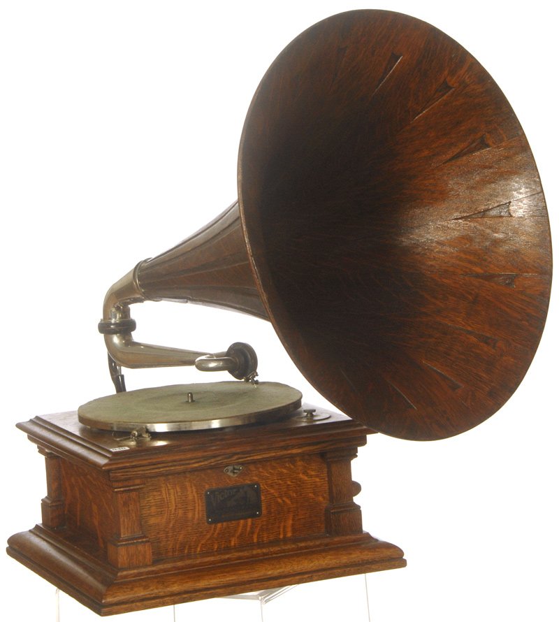 16" VICTOR "TALKING MACHINE" PHONOGRAPH DISC PLAYER: 16" VICTOR "TALKING MACHINE" PHONOGRAPH DISC PLAYER W/ (21) DIAMETER WOODEN HORN HORN W/ MINOR SEAM REPAIRS - VIC "V" MODEL, SERIAL #45254A - VERY NICE!