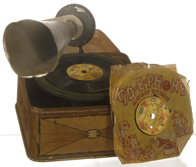 3" X 5 1/2" CHILD SIZE GERMAN "BING PIGMYPHONE" PHO: 3" X 5 1/2" CHILD SIZE GERMAN "BING PIGMYPHONE" PHONOGRAPH DISC PLAYER INCLUDES (2) KID-E-PHONE DISCS - KEY WIND, METAL HORN