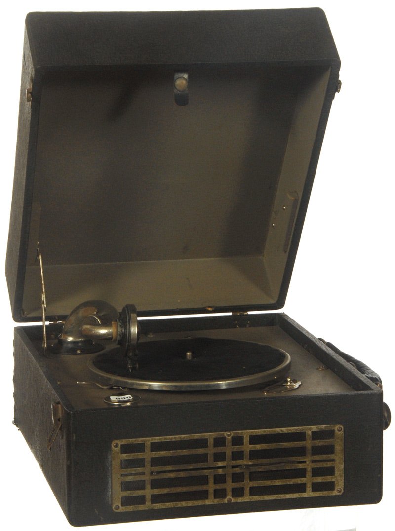 PORTABLE 78RPM DISC PLAYER IN BLACK LEATHER CASE: PORTABLE 78RPM DISC PLAYER IN BLACK LEATHER CASE UNMARKED, BUT NOTE MENTIONED "GENERAL INDUSTRIES CO., ELYRIA OHIO" - MAJESTIC MODEL (COULD NOT CONFIRM)