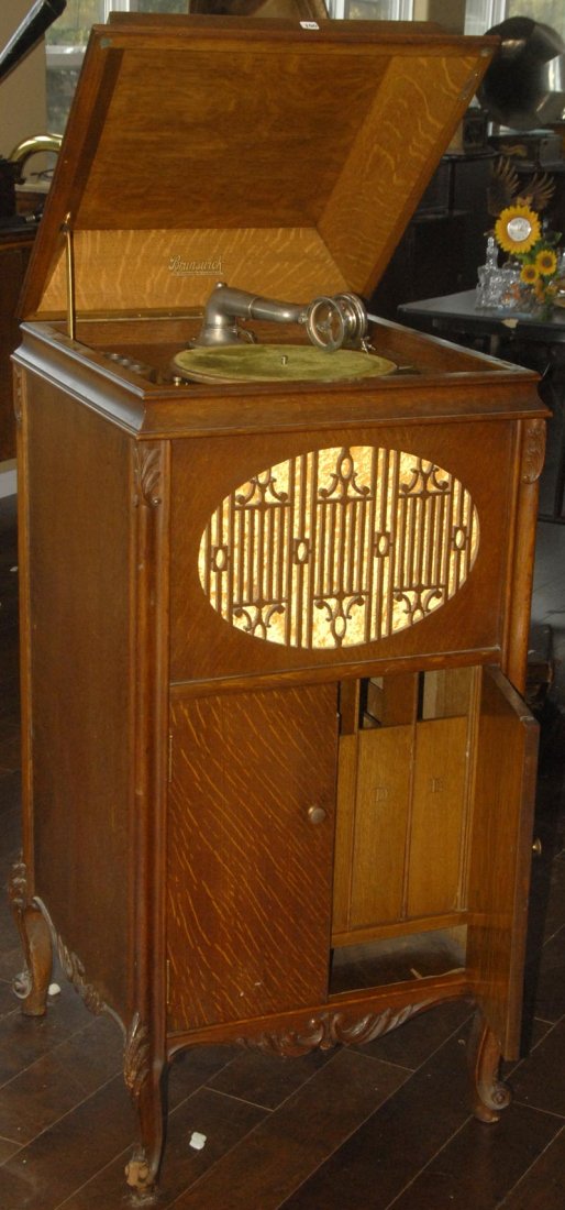 47" X 22" BRUNSWICK "ULTONA" FLOOR MODEL PHONOGRAP: 47" X 22" BRUNSWICK "ULTONA" FLOOR MODEL PHONOGRAPH DISC PLAYER MANUFACTURED BY BRUNSWICK BALKE COLLENDER CO., CIRCA 1918 - ORIGINAL MANUAL - NICE OAK CASE W/ DOORS OPENING TO FOUR LETTERED SLIDE OUT 