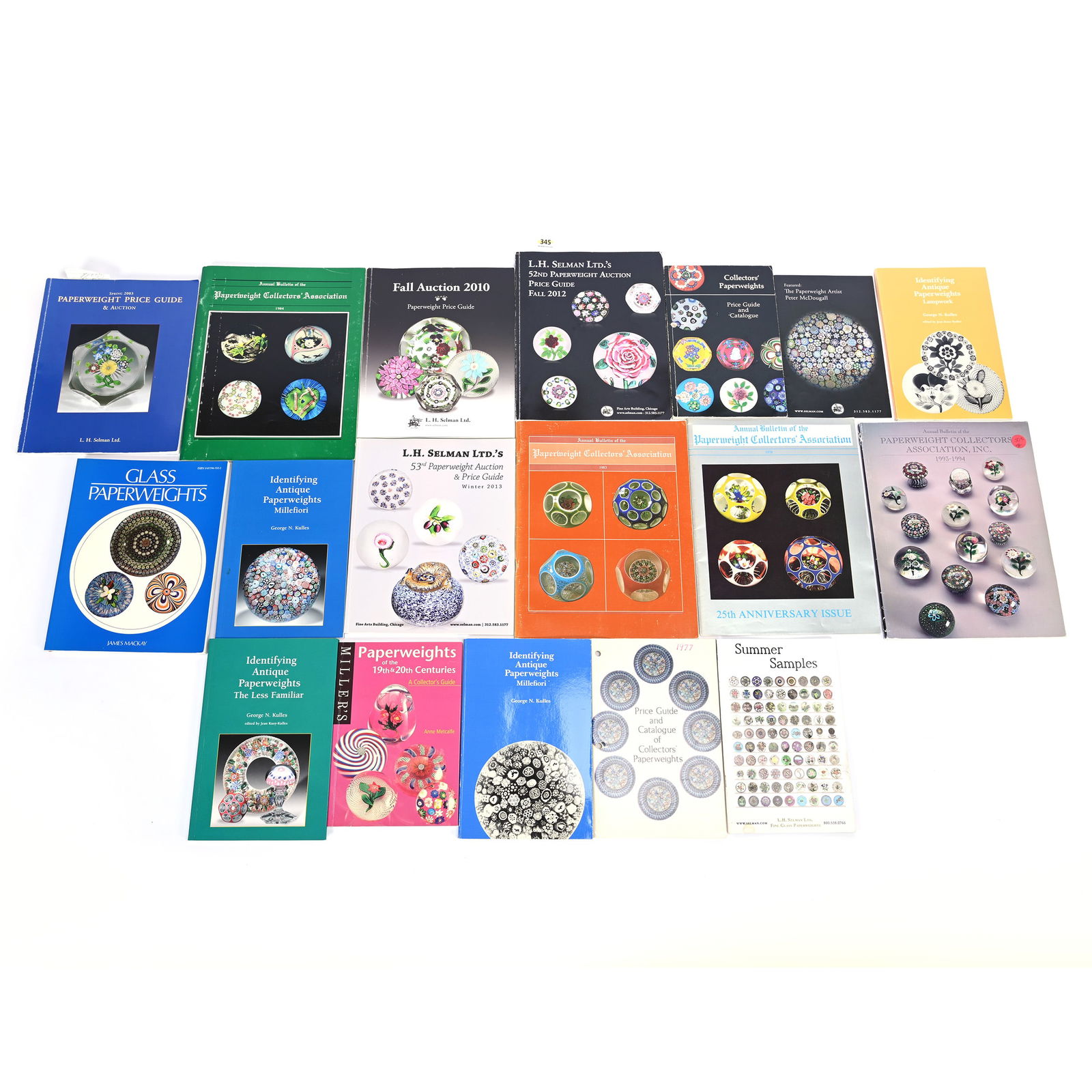 Paperweight Bulletins And Auction Catalogs: Paperweight Bulletins And Auction Catalogs, Large Number Of Annual Bulletins Of Paperweight Collector's Association, Some As Early As 1970's, Also Several Auction Catalogs, Willa (Billie) Harrington C