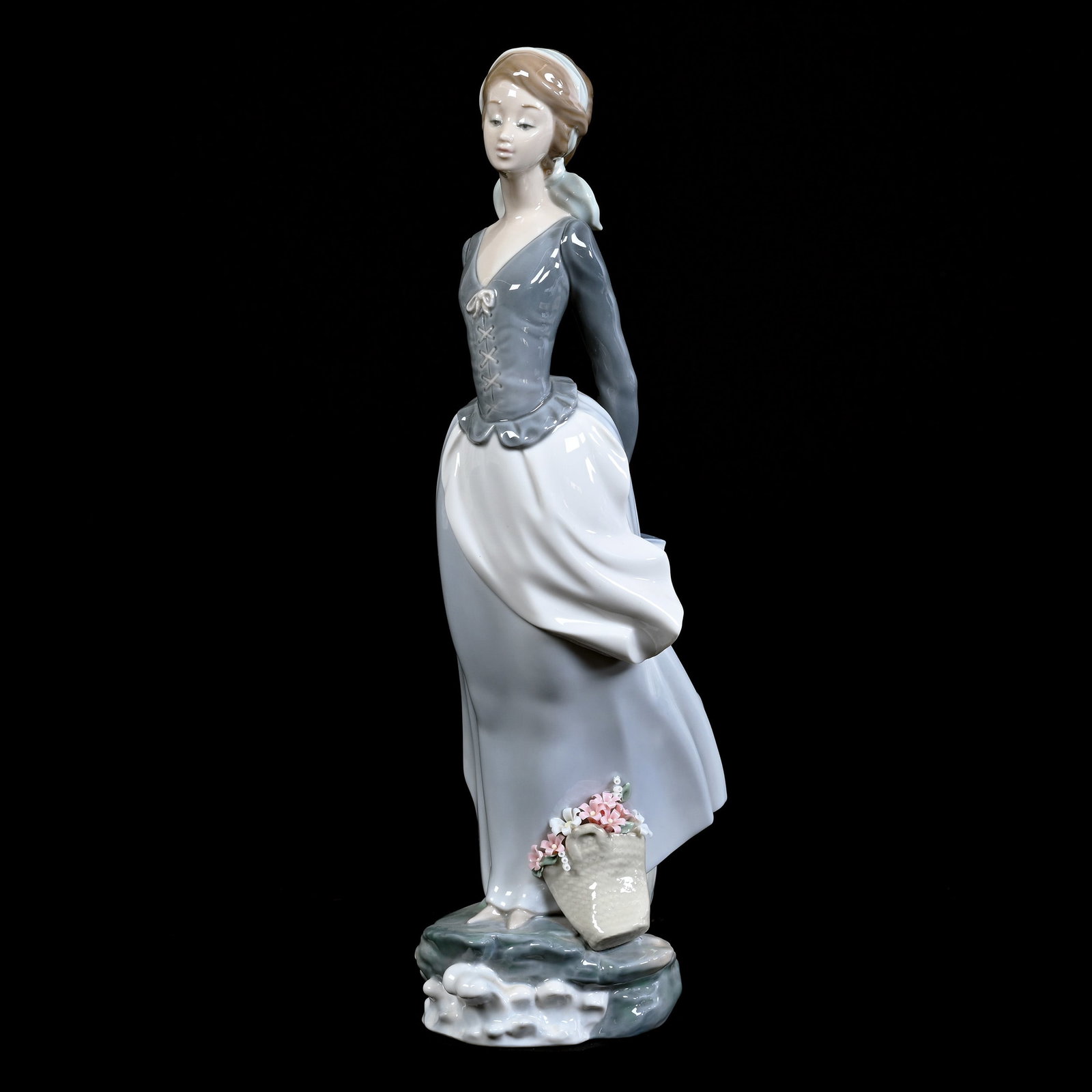 Figurine Marked Lladro Titled "Sea Breeze" Or "Wind Blown Girl" #4922: Figurine Marked Lladro Titled "Sea Breeze" Or "Wind Blown Girl" #4922, 14" x 5.5", Estate Of Marvin And Elfriede MIller, North Dakota.