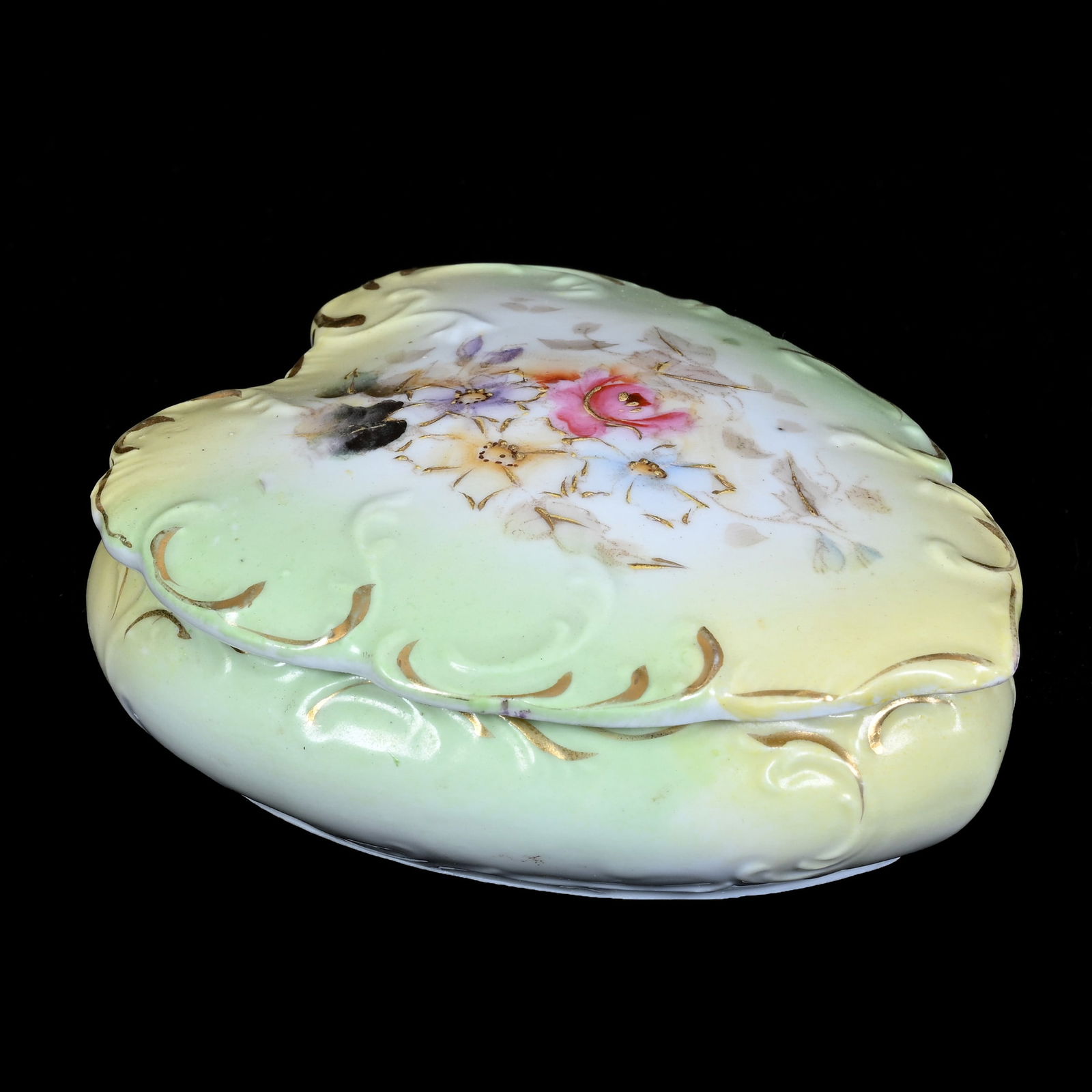 Covered Box, Heart Shape, Unmarked R.S. Prussia (1 of 3)