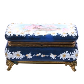 Glove Box, Unmarked Wave Crest, Daisy Mold, Cobalt Blue Border