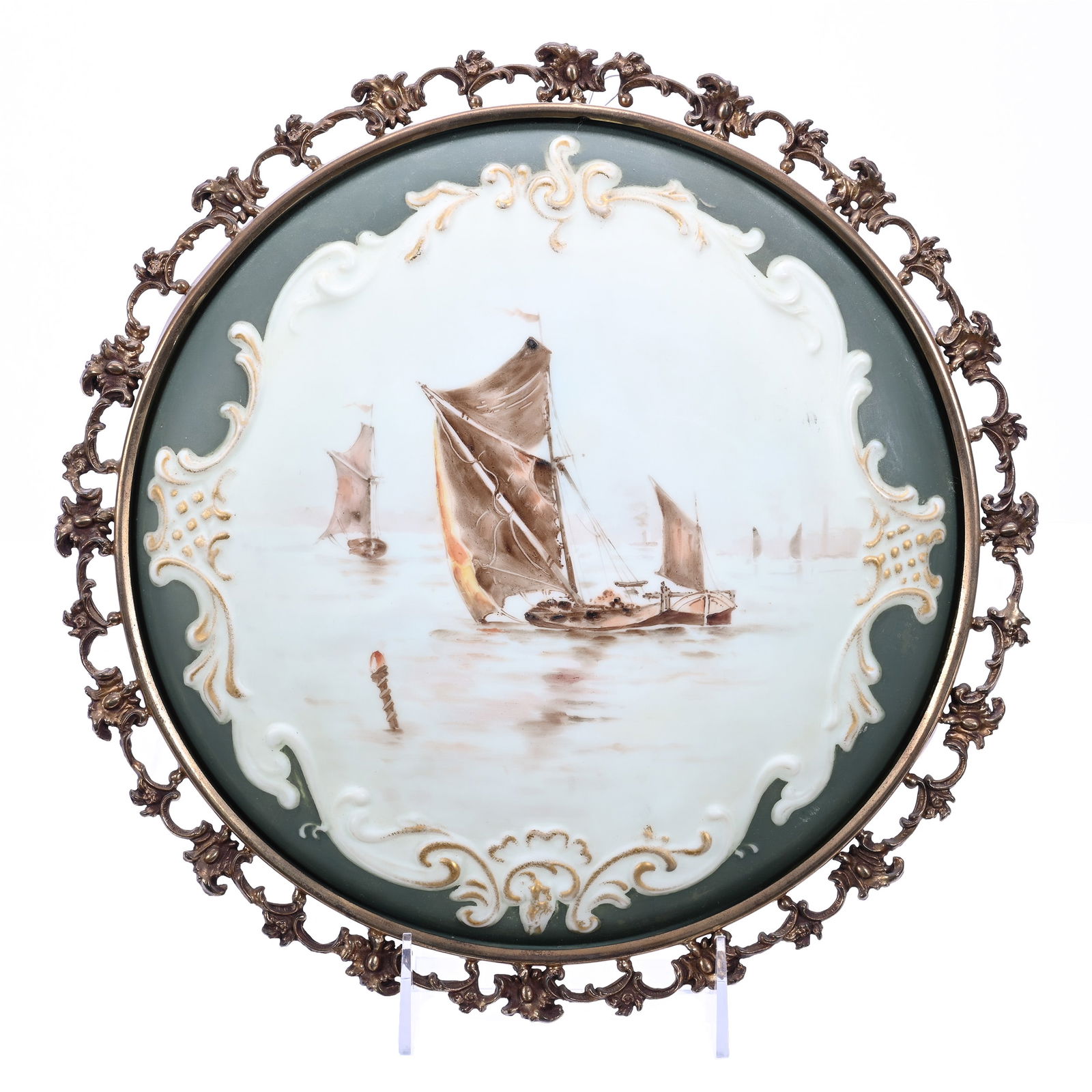 Round Plaque, Unmarked Wave Crest Scroll Mold, Green Border (1 of 2)