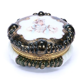 Dresser Box, Wave Crest Banner Mark, Puff Mold