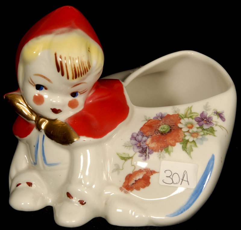 3" HULL POTTERY FIGURAL LITTLE RED RIDING HOOD CRAWLING: 3" HULL POTTERY FIGURAL LITTLE RED RIDING HOOD CRAWLING SUGAR