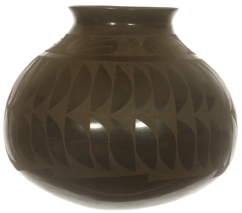 9 1/2" X 10 1/2" BLACK CHEROKEE INDIAN POTTERY: 9 1/2" X 10 1/2" BLACK CHEROKEE INDIAN POTTERY FEATHERED DESIGN - ARTIST MARKED JOEL -