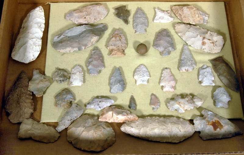 BOX OF INDIAN POINTS: BOX OF INDIAN POINTS INCLUDING BIRD EFFIGIES; SPEARS AND MUCH MORE