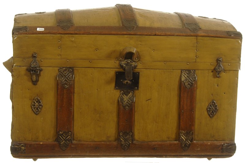 CAMEL BACK TRUNK: CAMEL BACK TRUNK ORIGINAL LABELS INSIDE - OAK BANDING