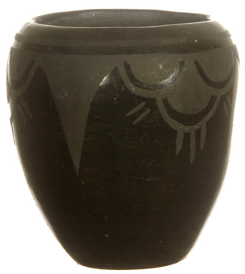 4" BLACK INDIAN POTTERY VASE: 4" BLACK INDIAN POTTERY VASE ATTRIBUTED SAN JUAN PUEBLO INDIAN TRIBE