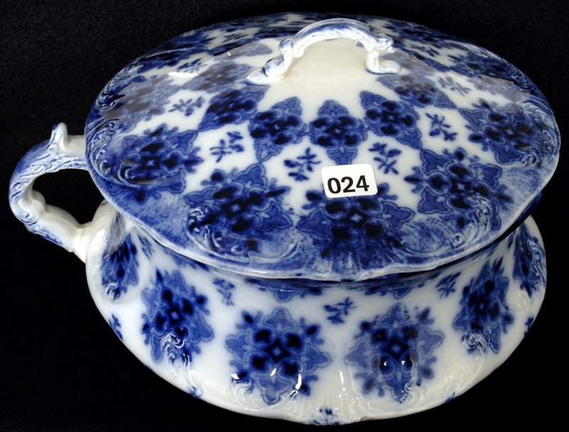 6 1/2" X 8 1/2" COVERED CHAMBER POT WITH HANDLE: SYRIAN PATTERN BY GRINDLEY - HANDLE HAS OLD HAIRLINE