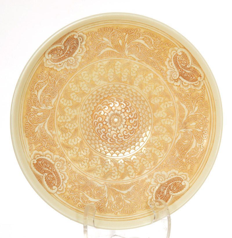 9" SIGNED "THOMAS WEBB & SONS LIMITED" ENGLISH "IVORY": 9" SIGNED "THOMAS WEBB & SONS LIMITED" ENGLISH "IVORY" CAMEO PLATE FINELY CAMEO CARVED FLORAL DESIGN