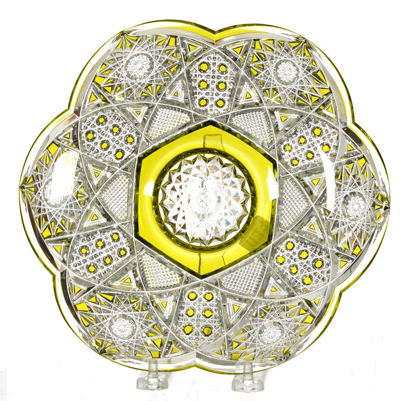 8 3/4" LIME CUT TO CLEAR GLASS SCALLOPED PLATE: 8 3/4" LIME CUT TO CLEAR GLASS SCALLOPED PLATE HOBSTAR, CANE AND STRAWBERRY DIAMOND MOTIF - ATTRIBUTED TO VAL ST. LAMBERT