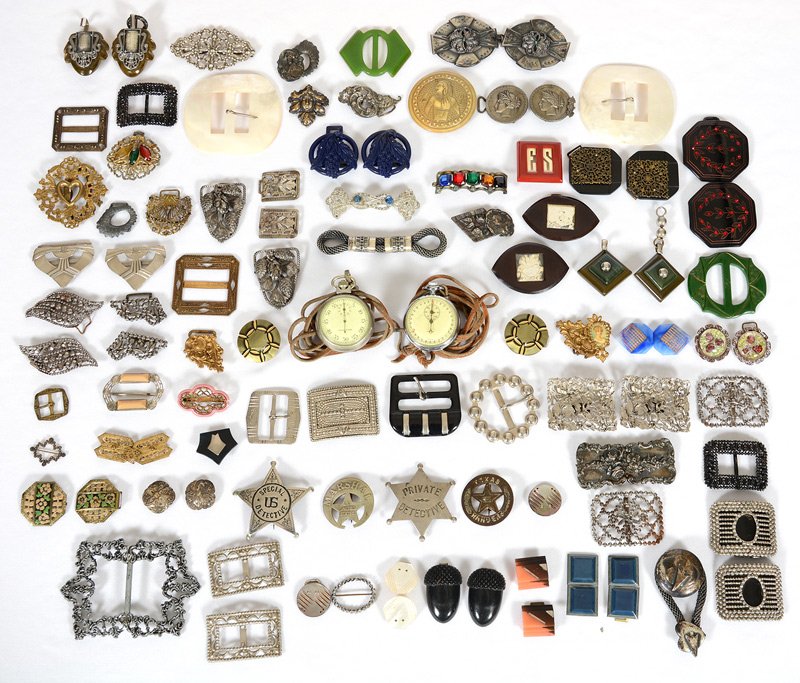 BOX LOT: BOX LOT WOMEN'S BUCKLES, (4) BADGES AND POCKET WATCHES - (1) POCKET WATCH IS SWISS GALLUP - (1) POCKET WATCH IS ELGIN TIMER