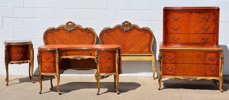 FIVE PIECE BEDROOM SUITE: FIVE PIECE BEDROOM SUITE LIGHT WOOD WITH GOLD TRIM HIGHLIGHTS - SET INCLUDES (2) TWIN BEDS - 30" X 55" KIDNEY SHAPED VANITY - 55" X 40" FIVE DRAWER CHEST - 30" X 19" NIGHT STAND