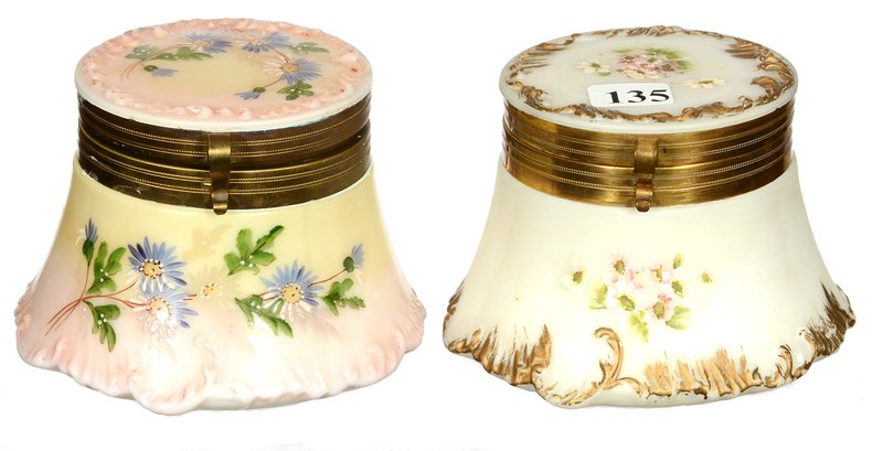 PAIR 3 1/4" X 4 1/2" UNMARKED PAIRPOINT ROUND HINGED: PAIR 3 1/4" X 4 1/2" UNMARKED PAIRPOINT ROUND HINGED JEWEL BOXES (1) WHITE WITH GOLD TRIM HIGHLIGHTS - (1) PINK AND YELLOW WITH BLUE FLORAL DECOR (RIM CHIPS ON LID & STIFF HINGE)