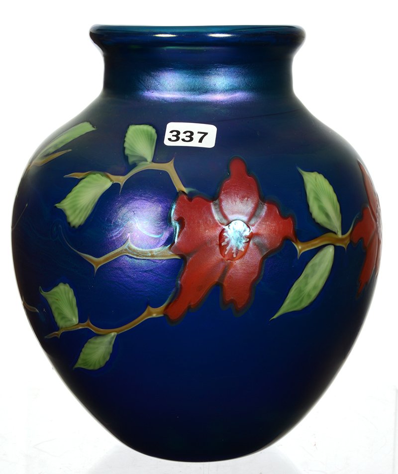 8 1/4" X 7" SIGNED ORIENT & FLUME CONTEMPORARY ART: 8 1/4" X 7" SIGNED ORIENT & FLUME CONTEMPORARY ART GLASS VASE IRIDESCENT BLUE BODY WITH LARGE RED BLOSSOMS ON THORN BRANCH DECOR - DATED 1991