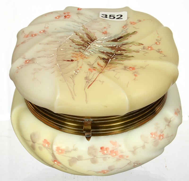 3 1/2" X 5" UNMARKED WAVECREST SWIRL MOLD ROUND HINGED: 3 1/2" X 5" UNMARKED WAVECREST SWIRL MOLD ROUND HINGED JEWEL BOX WHITE AND YELLOW WITH FERN DECOR - ORIGINAL LINING