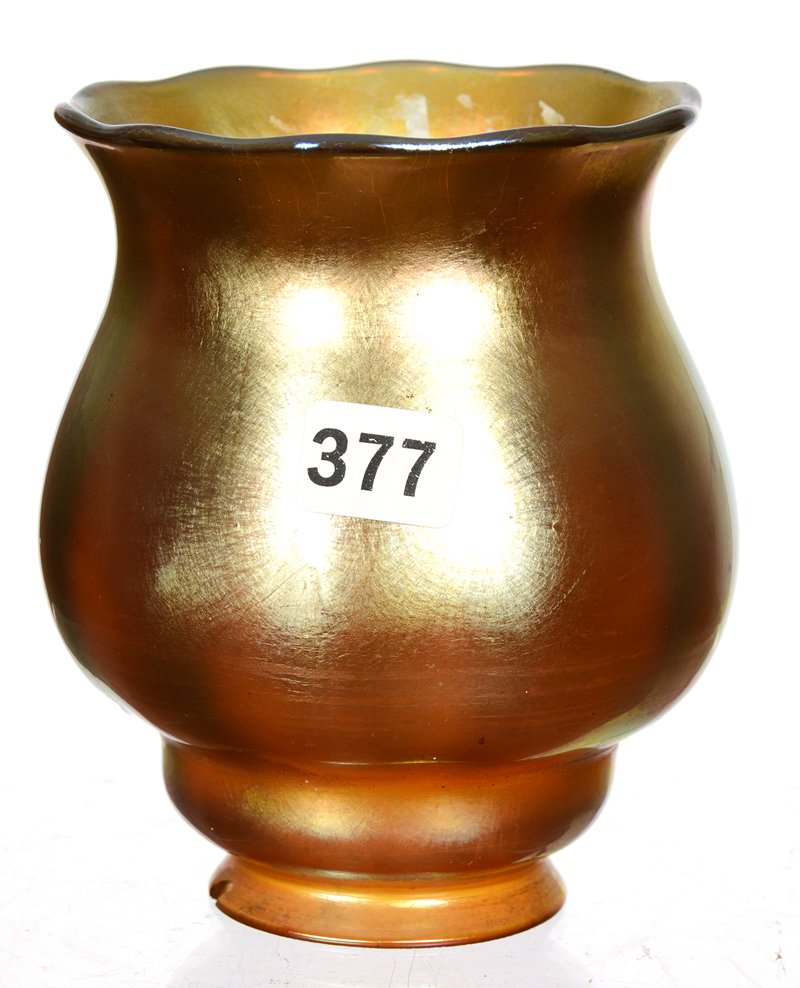 5" X 4 1/2" GOLD IRIDESCENT ART GLASS LIGHT SHADE: 5" X 4 1/2" GOLD IRIDESCENT ART GLASS LIGHT SHADE CHIP ON BASE RIM OF SHADE