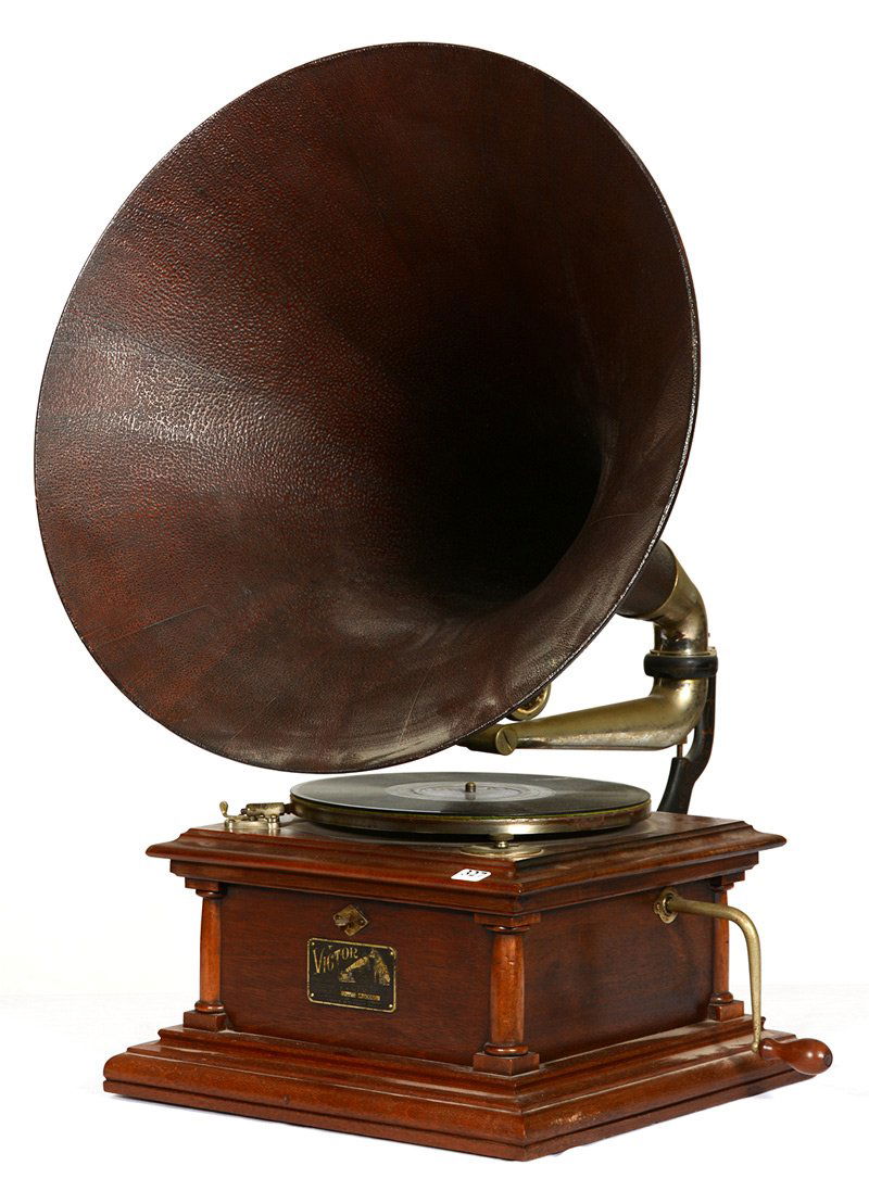 28" X 14" VICTOR IV WINDUP RECORD PLAYER: 28" X 14" VICTOR IV WINDUP RECORD PLAYER OAK CASE WITH WOODEN HORN