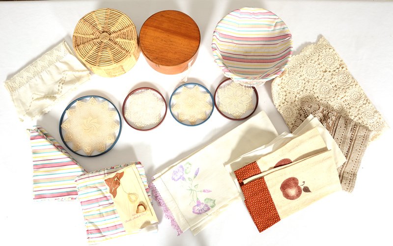 BOX LOT OF LACE DOILIES & OTHER HAND WORK & ROUND: BOX LOT OF LACE DOILIES & OTHER HAND WORK & ROUND WOODEN "SHAKER" BOX W/LACE