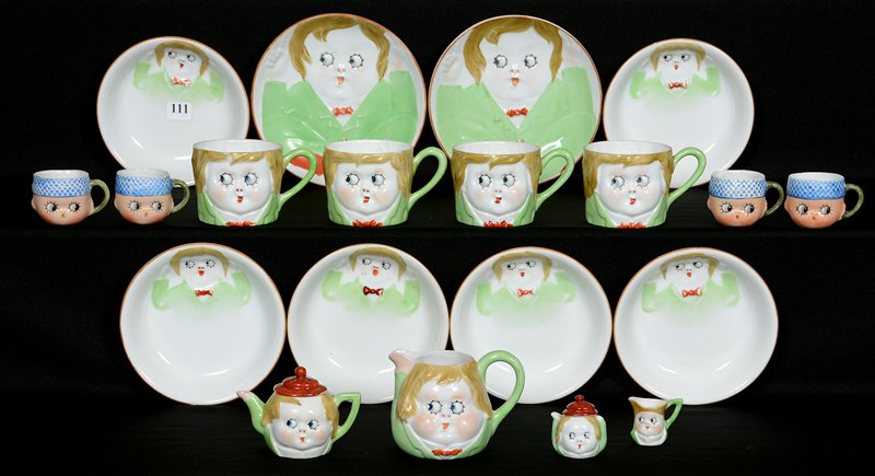FIFTEEN PIECE NIPPON FIGURAL GOOGLY EYE TEA SERVICE: FIFTEEN PIECE NIPPON FIGURAL GOOGLY EYE TEA SERVICE INCLUDES: SMALL TEA POT, CREAMER, & SUGAR - (1) LARGE CREAMER - (4) LARGE CUPS - (6) BERRY BOWLS - (2) PLATES - ALSO INCLUDES (4) ADDITIONAL SMALLER