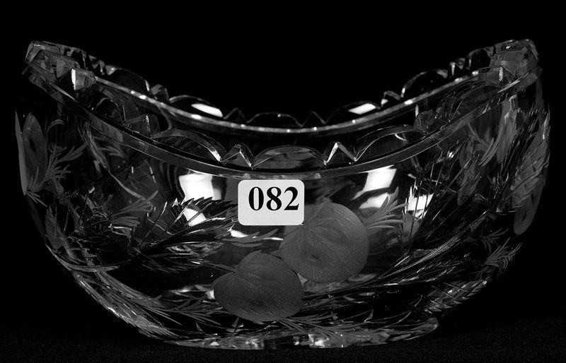 OVAL BOWL - 4 1/2" X 7 1/2" - SIGNED HAWKES INTAGLIO: OVAL BOWL - 4 1/2" X 7 1/2" - SIGNED HAWKES INTAGLIO STRAWBERRY PATTERN HOBSTAR BASE - VERY THICK BLANK