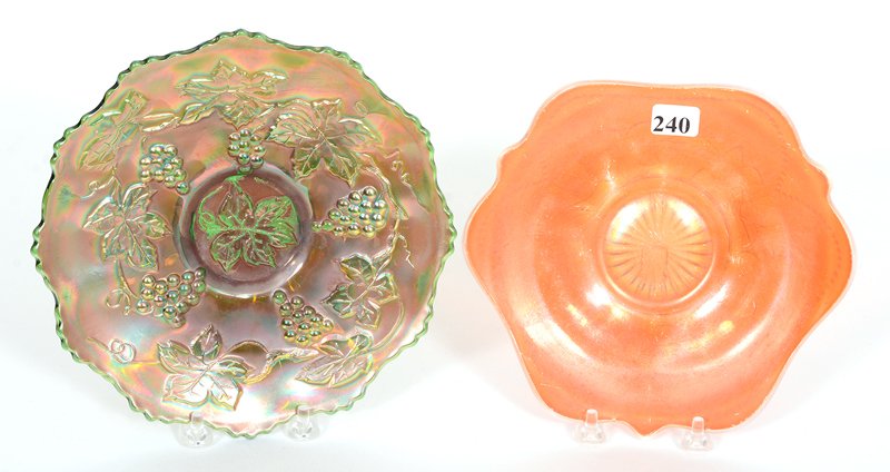 (2) CARNIVAL GLASS PLATES: (2) CARNIVAL GLASS PLATES (1) 7" DUGAN PEACH OPALESCENT SINGLE FLOWERS PLATE - (1) 7 1/2" FENTON VINTAGE GREEN FLAT PLATE
