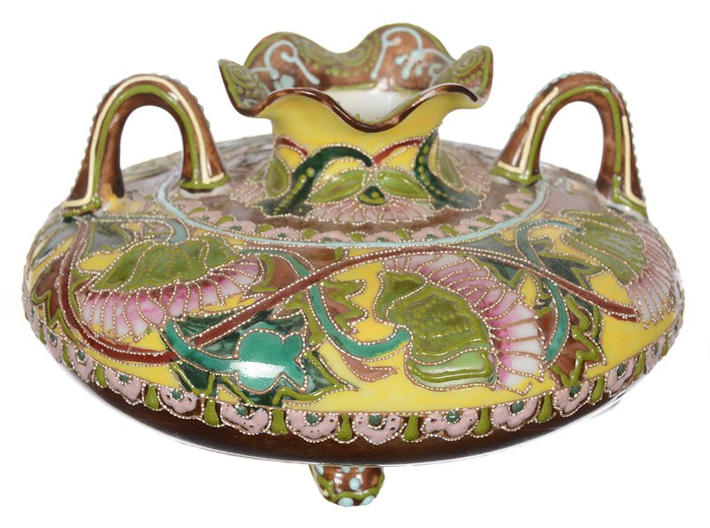 4.25" X 6.5" UNMARKED NIPPON THREE FOOTED VASE: 4.25" X 6.5" UNMARKED NIPPON THREE FOOTED TWO HANDLED SQUAT VASE - YELLOW AND BROWN TONES WITH POPPY DECOR - EXTENSIVE MORIAGA HIGHLIGHTS