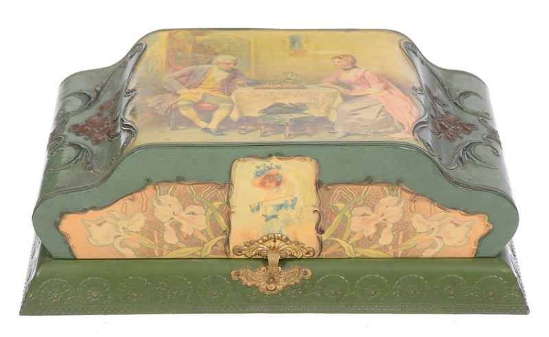 5" X 14" VINTAGE CELLULOID HINGED VANITY BOX: 5" X 14" VINTAGE CELLULOID HINGED VANITY BOX - GREEN WITH CLASSICAL SCENE OF MAN AND WOMAN PLAYING CHESS - VERY GOOD CONDITION