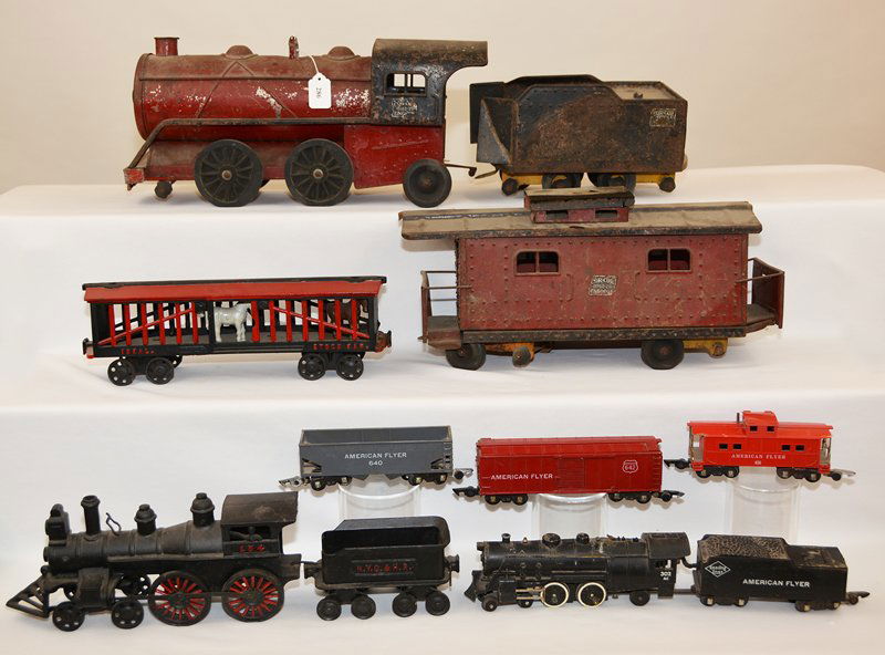 (9) ASSORTED TRAIN CARS AND RELATED ITEMS (1 of 5)