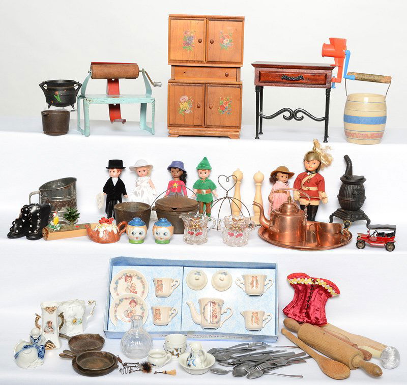 LARGE ASSORTMENT OF CHILDREN'S AND DOLL ITEMS (1 of 5)