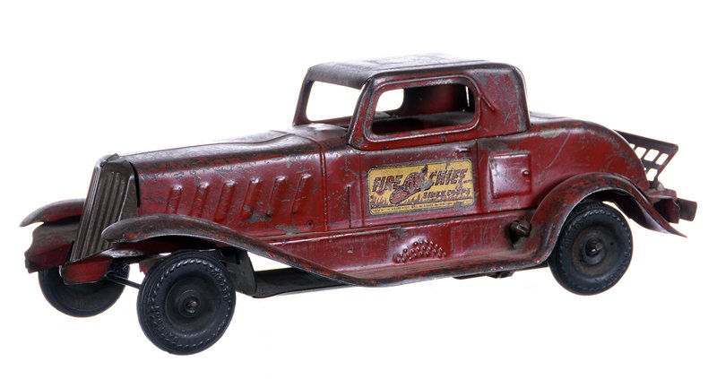 5" X 14" AMERICAN PRESSED STEEL GIRARD FIRE CHIEF CAR: 5" X 14" AMERICAN PRESSED STEEL GIRARD FIRE CHIEF CAR WITH SIREN BATTERY OPERATED MEANT FOR LIGHTS - LIGHTS ARE NOT CURRENTLY ATTACHED - EARLY FRICTION MODEL CURRENTLY NOT WORKING