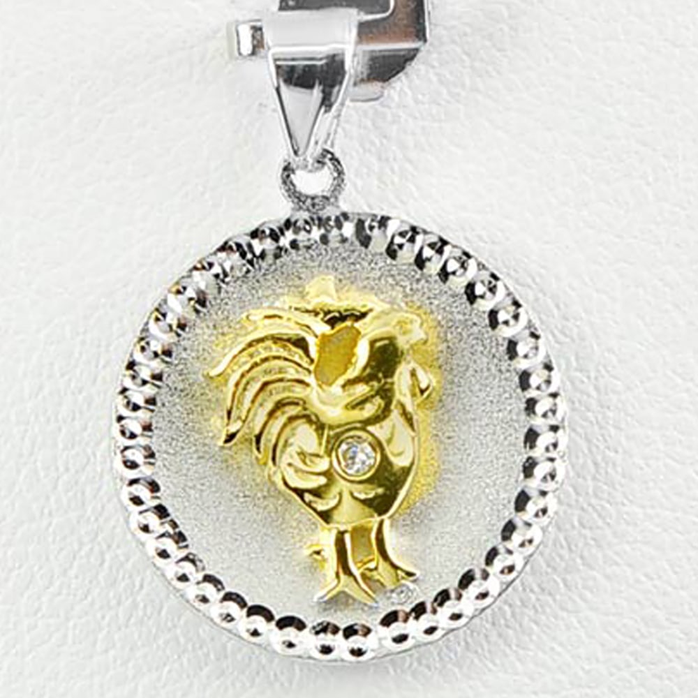 925 Sterling Silver Two Color Pendant Zodiac Animal For Sign Chicken 1.71 G.: Product ID: 280530033 Product Name: Natural Pendant Weight: 1.71 CT. Size: 18 x 16 Mm. MM. Shape: Pendant Color: White Clarity:Opaque Luster: None Gems Origin: Thailand Treatment: None Crystal Structu