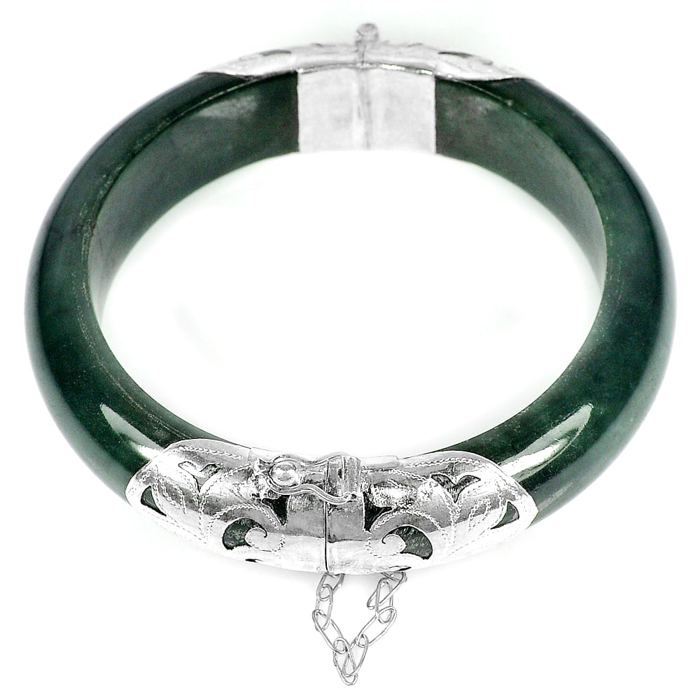 Green Jade Bangle with Silver 323.87 Ct. Diameter 55 Mm.Natural Gem Unheated: Product ID: 819813977 Product Name: Natural Jade Weight: 323.87 CT. Size: 70 x 55 x 14 MM. Shape: Round Color: Green Clarity:Opaque Luster: Good Gems Origin: Thailand Treatment: Unheated Crystal Struc