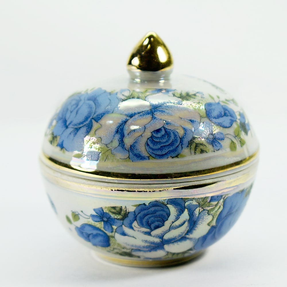 Reliquary Casket Porcelain Ceramic Material Made by Heating Weight 389.28 Ct.: Product ID: 810000011 Product Name: Natural Gift Weight: 389.28 CT. Size: 60 x 60 x 65 MM. Shape: None Color: Multi Color Clarity:Opaque Luster: none Gems Origin: Thailand Treatment: heated Crystal St