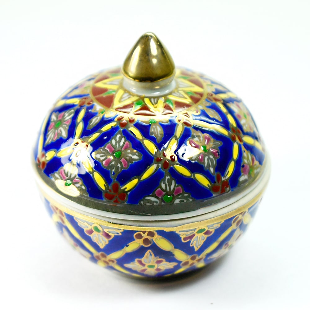 Reliquary Casket Porcelain Ceramic Material Made by Heating Weight 366.85 Ct.: Product ID: 810000008 Product Name: Natural Gift Weight: 366.85 CT. Size: 60 x 60 x 65 MM. Shape: None Color: Multi Color Clarity:Opaque Luster: none Gems Origin: Thailand Treatment: heated Crystal St