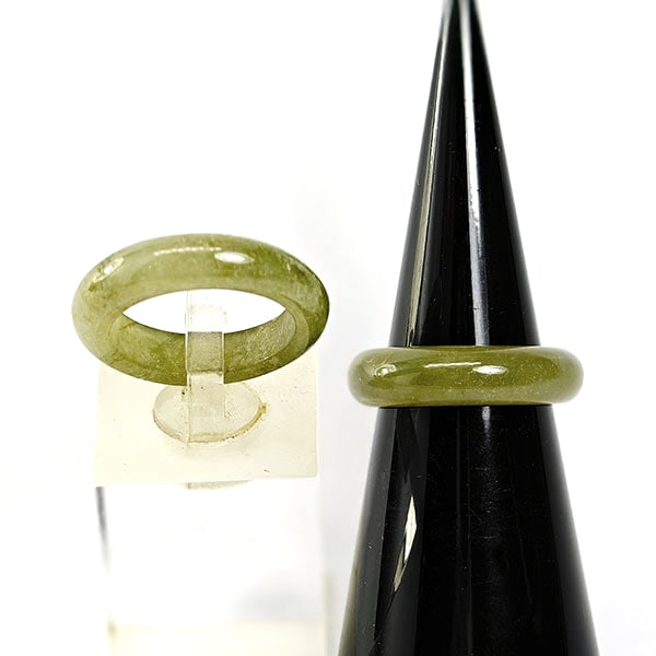 Natural White Green Jade 20.57 Ct. 2 Pcs Round Rings Size 4.5 Gemstones From Burma: Product ID: 819814738 Product Name: Natural Gemstones Weight: 20.57 CT. Size: 20 x 15 MM. Shape: Round Cabochon Color: Green Clarity:Opaque Luster: None Gems Origin: Burma Treatment: Unheated Crystal