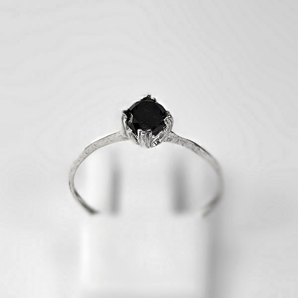 925 Sterling Silver Ring Jewelry 0.50 Grams With Natural Diamond 0.43 Ct. Size 6: Product ID: 502100142 Product Type: 925 Sterling Silver Fine Jewelry Jewelry Weight: 0.50 Grams. Gemstones Color: black Metal: Solid Silver 92.5%. Gemstone Detail: At Your Service: At Treasure of Gems