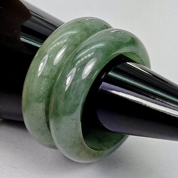 Natural Green Jade Rings 34.04 Ct. 2 Pcs Size 6.5 Unheated Gemstone: Product ID: 818102635 Product Name: Natural Gemstones Weight: 34.04 CT. Size: 24 x 17 x 4 MM. Shape: Round Cabochon Color: Green White Clarity:Opaque Luster: None Gems Origin: Burma Treatment: Unheate