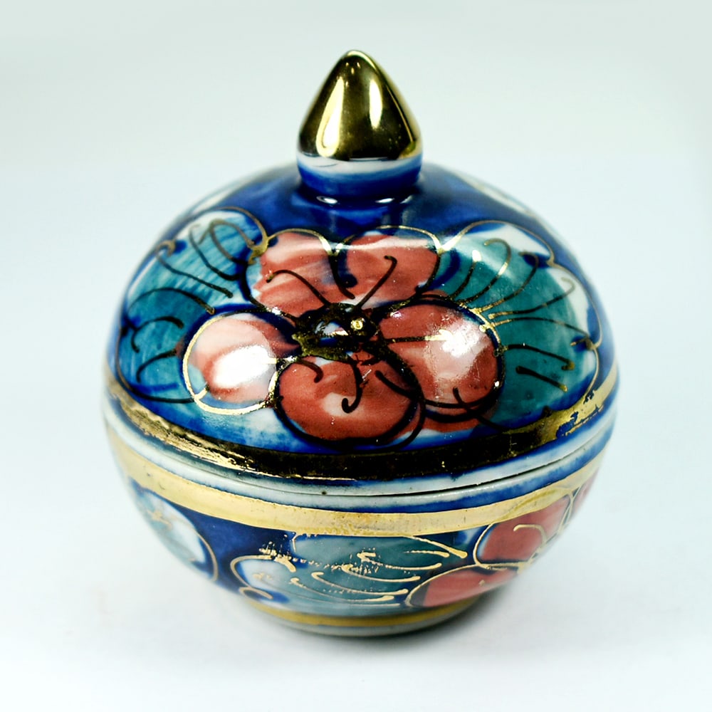 Reliquary Casket Porcelain Ceramic Material Made by Heating Weight 481.62 Ct.: Product ID: 810000005 Product Name: Natural Gift Weight: 481.62 CT. Size: 60 x 60 x 65 MM. Shape: None Color: Multi Color Clarity:Opaque Luster: none Gems Origin: Thailand Treatment: heated Crystal St